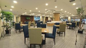 Anara Sky Kualanamu Hotel餐厅或其他用餐的地方