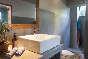 平谷Serene Villa的浴室配有白色水槽和卫生间。