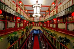 北京北京锦绣庄四合院宾馆的走廊上,建筑有红色的墙壁和植物