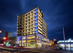 宜兰市宜兰悦川酒店的街道边有蓝色灯光的建筑