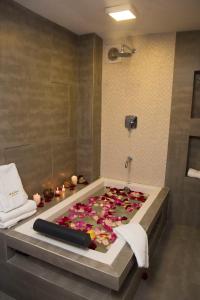查查波亚斯La Casona Monsante的浴室里设有装满鲜花的浴缸