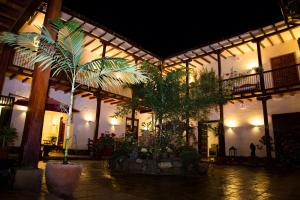 查查波亚斯La Casona Monsante的一座在庭院里种植棕榈树的建筑