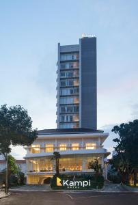 泗水Kampi Hotel Tunjungan - Surabaya的前面有标志的高楼