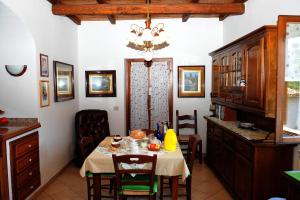 博马尔佐La Casa Del Sole的一间带桌子的厨房和一间餐厅