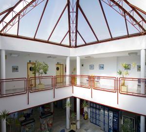 阿尔么丽亚阿尔伯格英特鲁文阿尔梅里亚酒店的享有建筑中庭的景致,设有玻璃天花板
