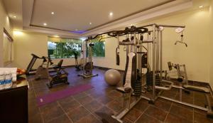 GovardhanShri Radha Brij Vasundhara Resort & Spa的一间健身房,里面设有数个健身器材