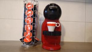 阿普索斯Nefele's Apartments的搅拌机旁的红色咖啡壶