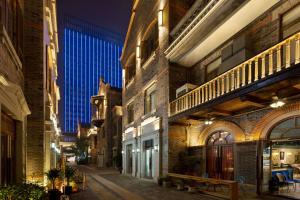 成都成都象南里凯悦嘉轩酒店的城市的一条小巷,晚上有蓝色的建筑