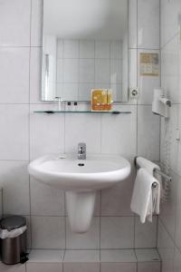 科隆阿卡兹恩鸿丰酒店的白色的浴室设有水槽和镜子