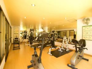 芭堤雅市中心最佳海滩别墅酒店的健身房设有数台跑步机和椭圆机