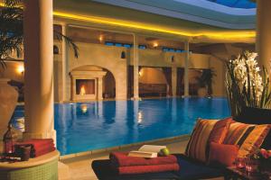 瓦尔内明德由高沙丘提王宫酒店的酒店内拥有一个带壁炉的大型游泳池