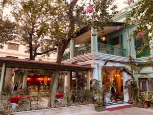加尔各答The Elgin Fairlawn, Kolkata的前面有一间餐厅的建筑
