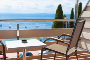 罗萨斯坎耶莱斯海滩酒店的海景阳台上的桌椅