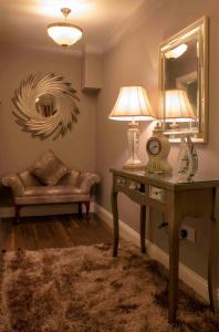 法伦福尔Herlihy's, Half-Way-House的客厅配有带台灯和沙发的桌子