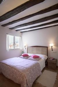 潘普洛纳Altalea的卧室配有一张带粉红色枕头的大床