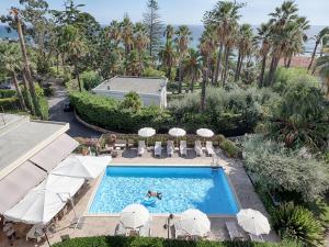 圣雷莫帕拉狄索酒店的水面上的人,游泳池的上方景色
