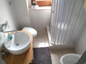马泰拉太阳草公寓的浴室配有白色水槽和卫生间。
