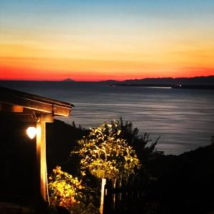 恰纳卡莱İntepe Poseidon的日落时分享有海洋美景,设有街灯