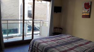 莫莱拉Apartamentos Gladys的一间卧室设有一张床,享有阳台的景色