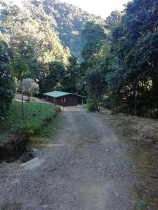 圣赫拉多德多塔Miriam'S Quetzals lodge的一条有红色建筑的土路