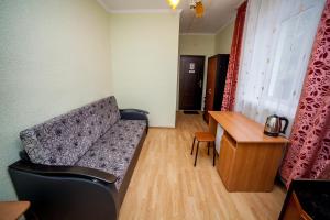 喀山杜布拉瓦酒店的带沙发和木桌的客厅