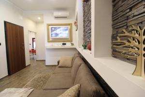 布林迪西Casa vacanze Corso Roma的带沙发和壁炉的客厅