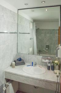 杜塞尔多夫KEMPE康福特酒店的一间带水槽和镜子的浴室