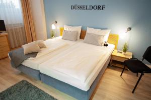 杜塞尔多夫KEMPE康福特酒店的小房间一张大白色的床