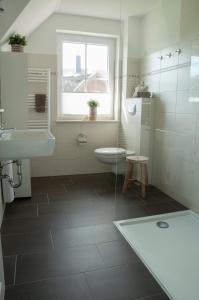 ZirchowHaus Backbord的一间带水槽和卫生间的浴室以及窗户。