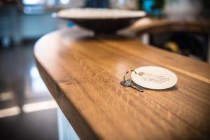利多迪耶索罗Hotel Jesolo Sand的木台上带碗的钥匙