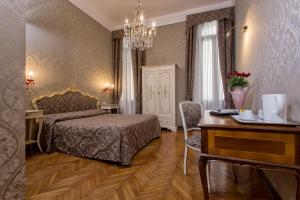 威尼斯梅佐波卓酒店的一间卧室配有一张床、一张桌子和一张书桌