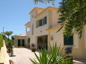 阿尔布费拉VILLA EBER - independent 1 & 2 bedroom apartments, pool, air con, fast Wi-Fi, near old town of Albufeira and beaches的前面有车道的大房子