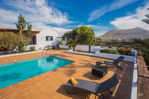 La VeguetaCasa El Quinto的一座别墅,设有游泳池和山脉