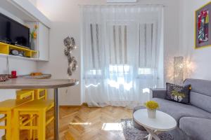 里耶卡皮拉米达公寓的客厅配有沙发和桌子