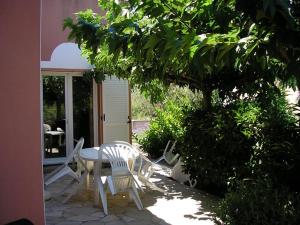 阿格德角Villa avec piscine的一个带桌椅和树的庭院