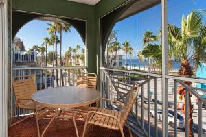 布雷登顿海滩Bridgewalk, a Landmark Resort的海滩景阳台配有桌椅