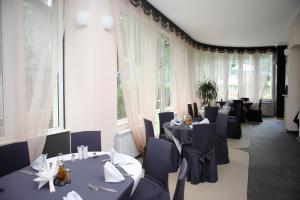 索非亚戴安娜家庭酒店的用餐室设有桌椅和窗户。