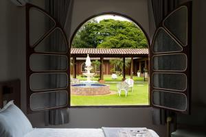 马林加Hostel SLG的一间卧室,透过窗户可欣赏到喷泉的景色