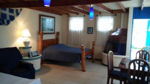 San JerónimoMountain Lodge CheTica的一间卧室配有一张床、一张沙发和一把椅子