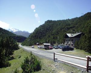 瓦尔迪登特罗Chalet Villa Valania的山边有车辆的公路