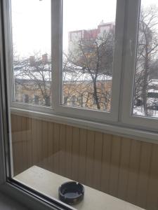 切尔尼戈夫Apartment on Mstyslavs'ka的窗户,桌子上放着碗