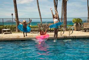 维雷亚Mana Kai Maui - Official Onsite Rental Company的两个女孩在度假村的游泳池玩耍