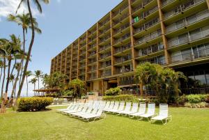 维雷亚Mana Kai Maui - Official Onsite Rental Company的酒店前方的一排白色椅子