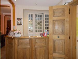布兰肯贝赫曼尼托巴酒店的厨房配有木制橱柜和窗户。