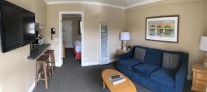 阿普托斯Rio Sands Vacation Rentals的客厅配有蓝色的沙发和电视