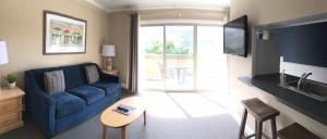 阿普托斯Rio Sands Vacation Rentals的客厅配有蓝色的沙发和桌子