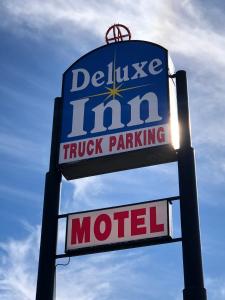 SparksDeluxe Inn Motel的卡车停泊汽车旅馆的标志
