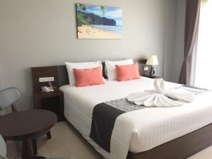 奥南海滩奥南海峡谷度假酒店的酒店客房配有一张床和一张桌子及椅子