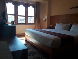 廷布卡齐尔廷布酒店的一间设有大床和窗户的酒店客房