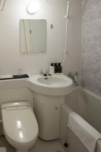 成田成田2 R51中心经济型酒店的浴室配有卫生间、盥洗盆和浴缸。